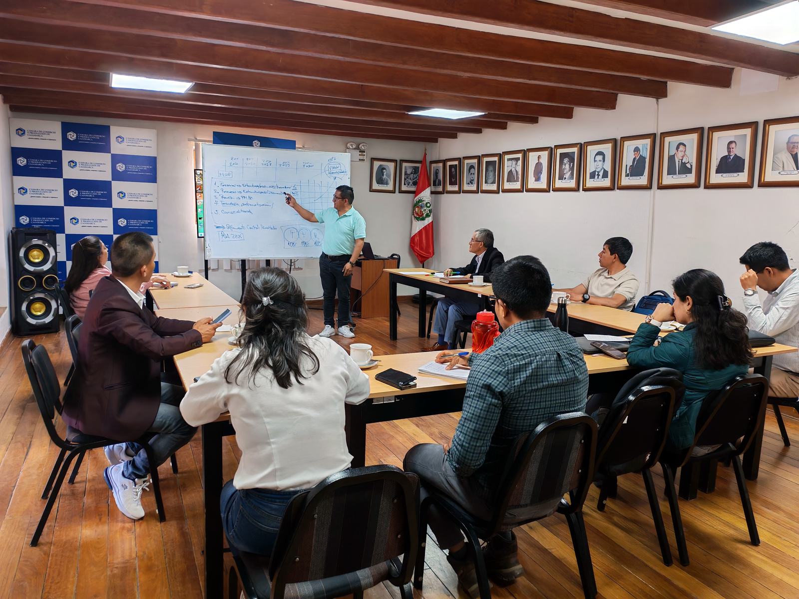 Taller de capacitación con participantes en mesas de trabajo