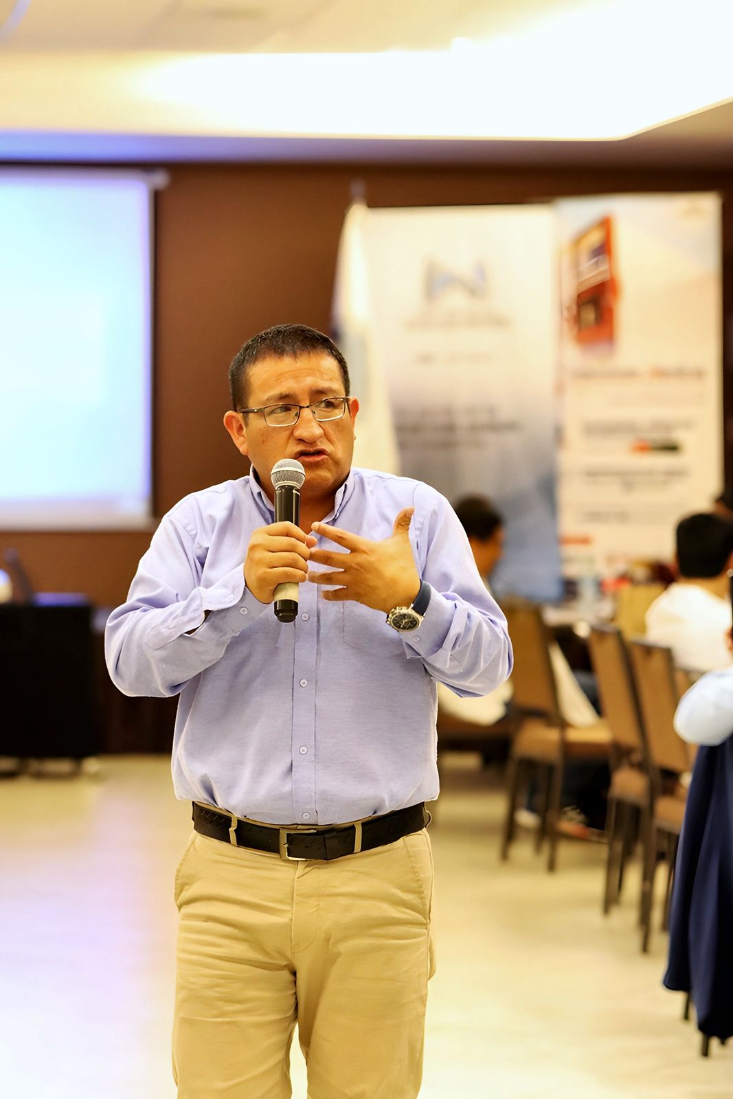 Manuel Huaripata expone en un evento de networking empresarial