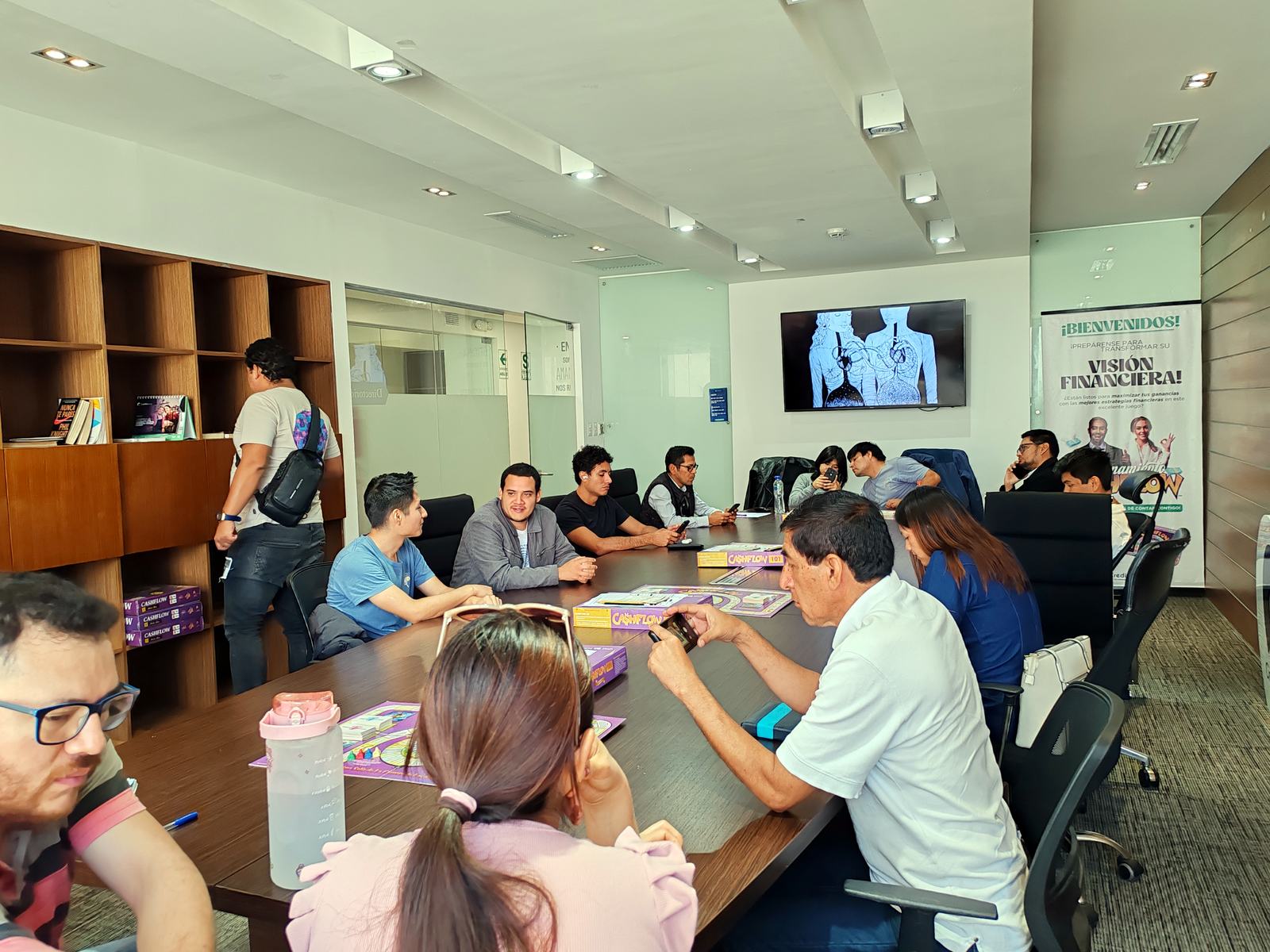Sesión de consultoría con el equipo de una empresa en su sala de reuniones