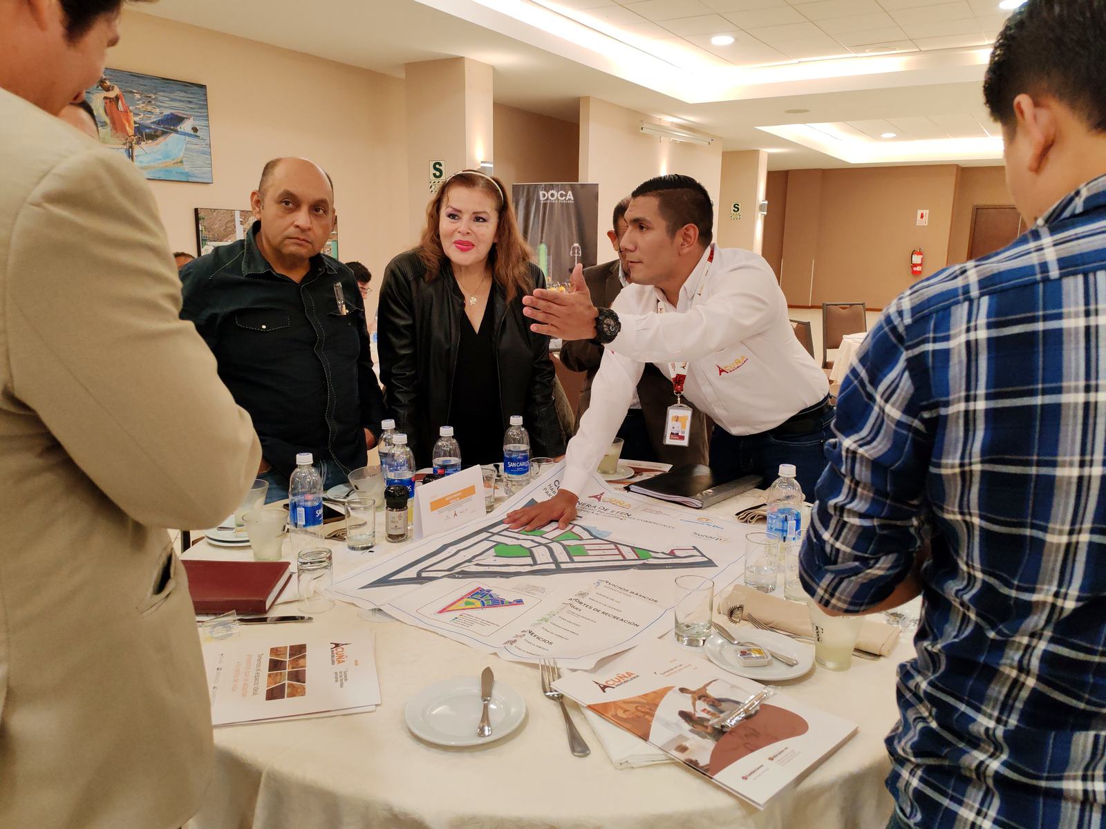 Sesión de diagnóstico con el equipo directivo de una empresa, revisando información en la mesa