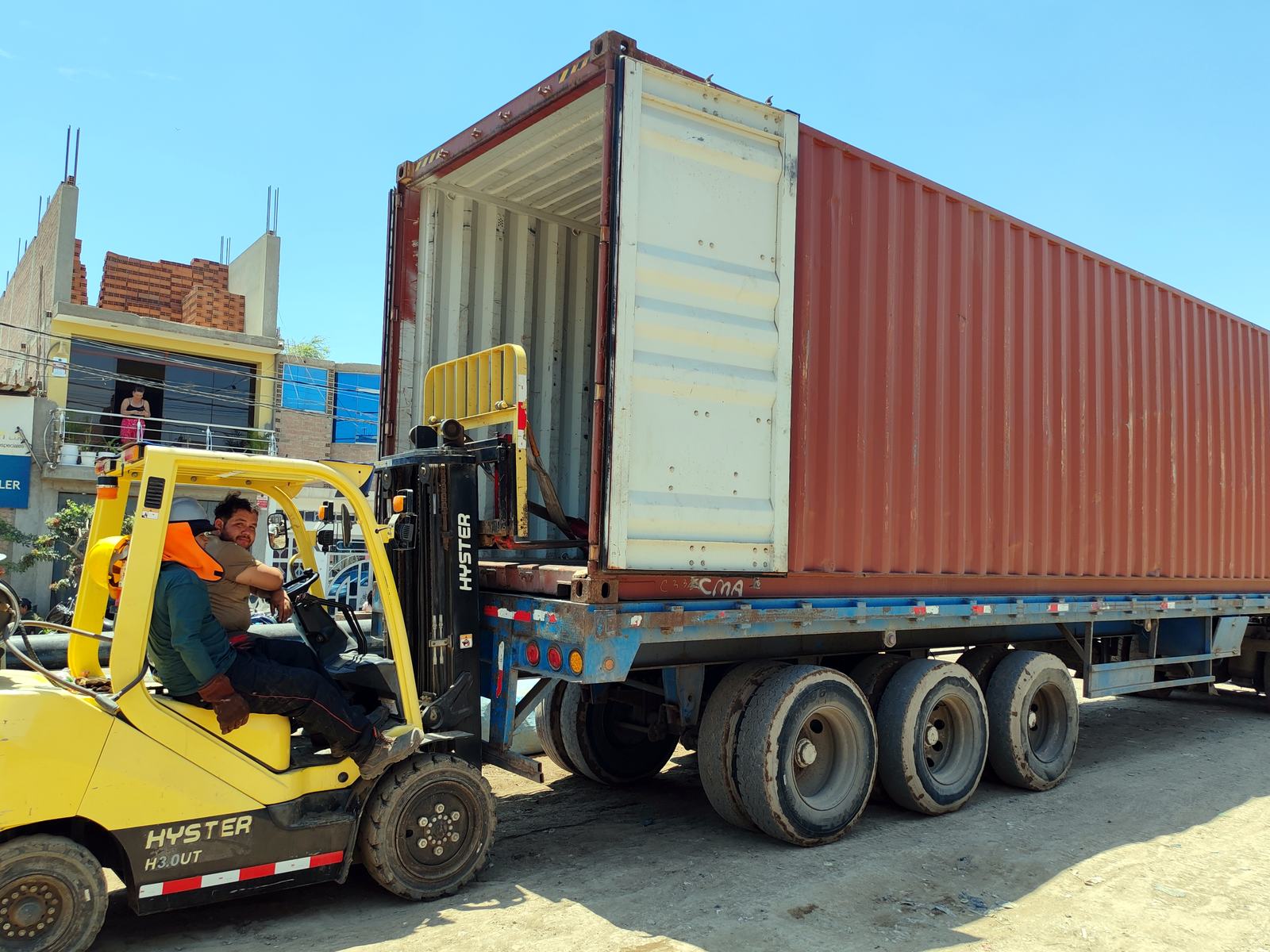 Proveedor cargando un contenedor con montacargas para despacho a un gran cliente