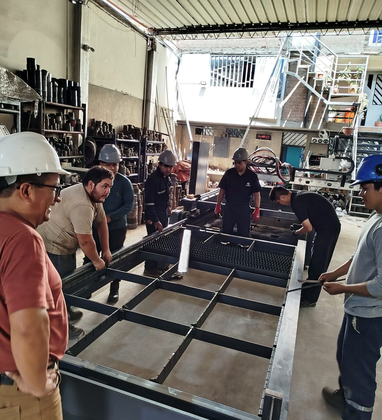 Equipo de una empresa metalmecánica trabajando en su taller