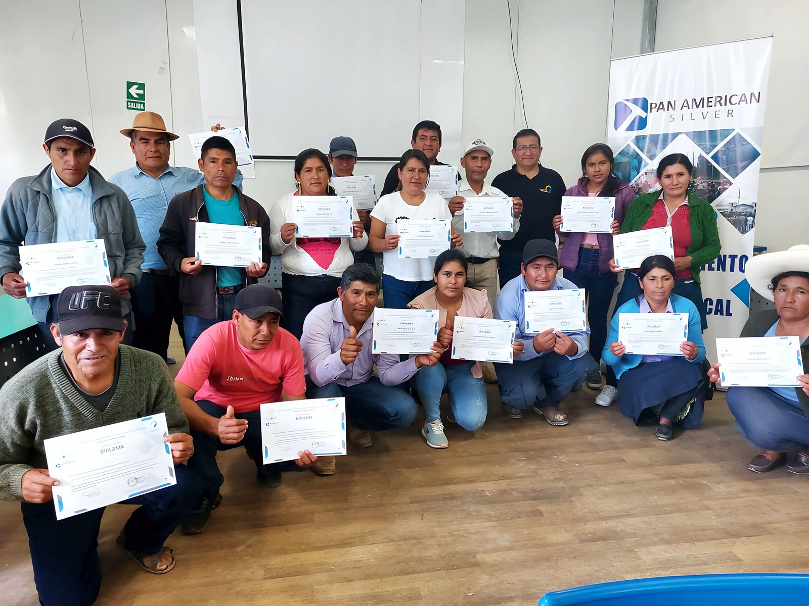 Participantes del programa de Fortalecimiento a la Gestión Local con sus certificados