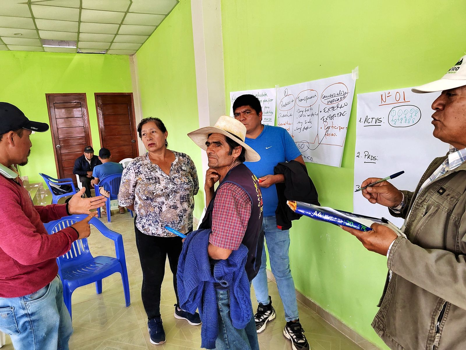 Mesa de trabajo con autoridades y pobladores en El Huayo